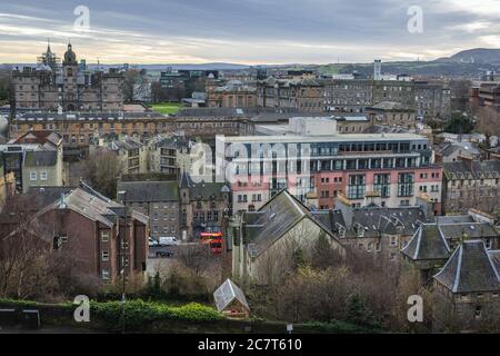 Vue aérienne depuis l'esplanade du château d'Édimbourg, capitale de l'Écosse, partie du Royaume-Uni, George Heriots School sur fond à gauche Banque D'Images