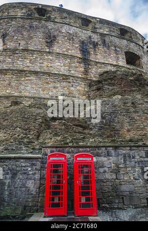 Cabines téléphoniques dans la zone du château à Édimbourg, la capitale de l'Écosse, une partie du Royaume-Uni Banque D'Images