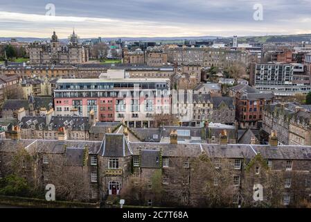 Vue aérienne depuis l'esplanade du château d'Édimbourg, capitale de l'Écosse, partie du Royaume-Uni, George Heriots School sur fond à gauche Banque D'Images