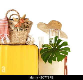 Valises remplies avec accessoires de plage sur fond blanc. Concept de voyage Banque D'Images