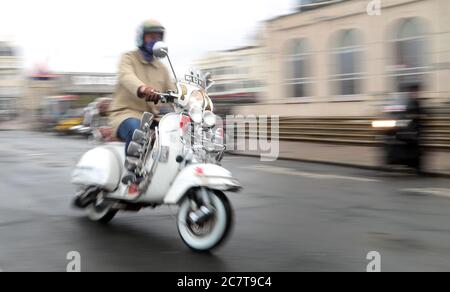 Les mods et les rockers se réunissent sur Madeira Drive, Brighton, pour une démonstration qui appelle à la réouverture de la route que le conseil municipal de Brighton & Hove prévoit de garder fermée de façon permanente. Banque D'Images