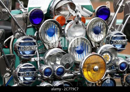 Les mods et les rockers se réunissent sur Madeira Drive, Brighton, pour une démonstration qui appelle à la réouverture de la route que le conseil municipal de Brighton & Hove prévoit de garder fermée de façon permanente. Banque D'Images