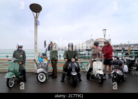 Les mods et les rockers se réunissent sur Madeira Drive, Brighton, pour une démonstration qui appelle à la réouverture de la route que le conseil municipal de Brighton & Hove prévoit de garder fermée de façon permanente. Banque D'Images