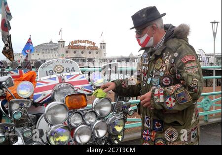 Les mods et les rockers se réunissent sur Madeira Drive, Brighton, pour une démonstration qui appelle à la réouverture de la route que le conseil municipal de Brighton & Hove prévoit de garder fermée de façon permanente. Banque D'Images