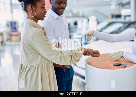 la température du jeune couple marié africain est contrôlée dans la concession, médecin femme utiliser un dispositif spécial Banque D'Images