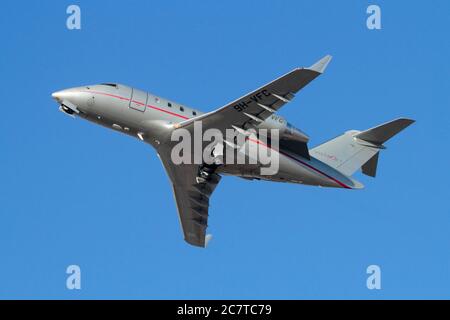 Bombardier Challenger 605, un avion d'affaires appartenant à la société d'affrètement d'aviation privée Vistajet, a fait des envols Banque D'Images