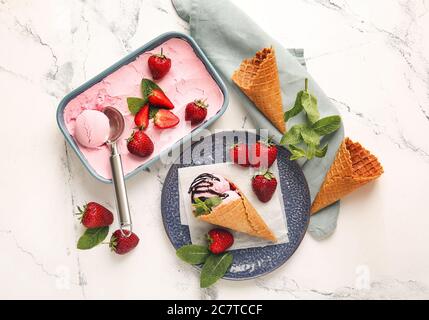 Savoureuse glace à la fraise sur fond blanc Banque D'Images