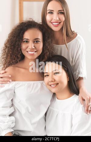 Femmes de différentes nationalités à la maison. Arrêter le racisme Banque D'Images