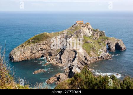 San Juan de Gaztelugatxe, pays basque, Espagne. C'est un îlot sur la côte de Gascogne, relié au continent par un pont artificiel. Sur le Banque D'Images