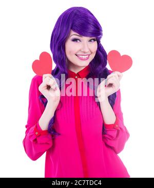 femme en rose avec des cheveux violets tenant des coeurs de papier isolés sur fond blanc Banque D'Images