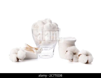 Boules de coton avec tampons et bâtons sur fond blanc Banque D'Images