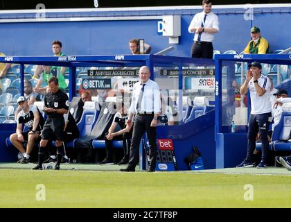 18 juillet 2020 ; le Kiyan Prince Foundation Stadium, Londres, Angleterre ; le championnat d'Angleterre de football, les Queen Park Rangers versus Millwall ; le directeur des Queens Park Rangers Mark Warburton regarde depuis le touchline Banque D'Images