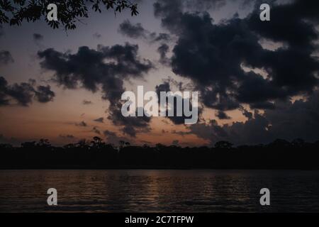 Un coucher de soleil spectaculaire contre un ciel nuageux à Tortuguero, Costa Rica Banque D'Images