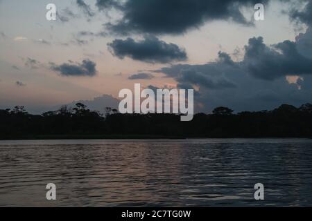 Un coucher de soleil spectaculaire contre un ciel nuageux à Tortuguero, Costa Rica Banque D'Images