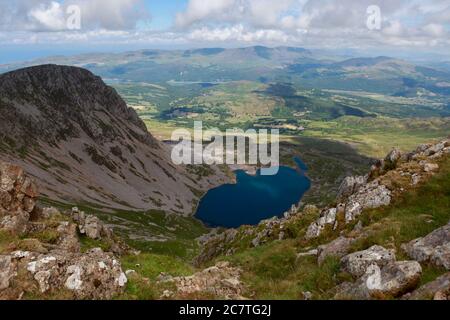 Vue d'été sur Llyn y Gadair, Cyyfrwy et les collines et la campagne autour de Dolgellau depuis Penygadair, le sommet de Cadair Idris Banque D'Images