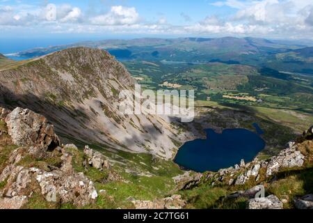 Vue d'été sur Llyn y Gadair, Cyyfrwy et les collines et la campagne autour de Dolgellau depuis Penygadair, le sommet de Cadair Idris Banque D'Images