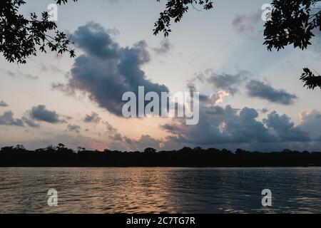 Un coucher de soleil spectaculaire contre un ciel nuageux à Tortuguero, Costa Rica Banque D'Images