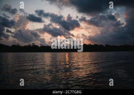 Un coucher de soleil spectaculaire contre un ciel nuageux à Tortuguero, Costa Rica Banque D'Images