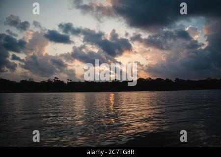 Un coucher de soleil spectaculaire contre un ciel nuageux à Tortuguero, Costa Rica Banque D'Images