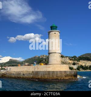 La vue sur le phare et un port touristique pittoresque dans le sud de la France appelé Cassis. Cassis est un port célèbre où les touristes charter bateaux t Banque D'Images