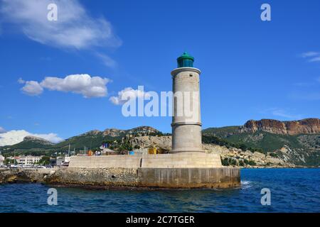 La vue sur le phare et un port touristique pittoresque dans le sud de la France appelé Cassis. Cassis est un port célèbre où les touristes charter bateaux t Banque D'Images
