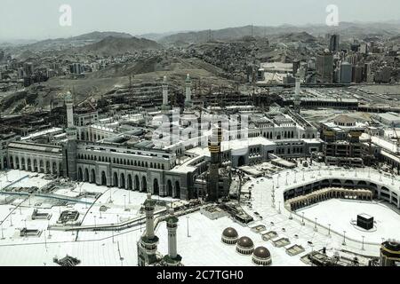 La Mecque, Arabie Saoudite. 19 juillet 2020. Une vue générale sur la Grande Mosquée vide de la Mecque (al-Masjid al-Haram), le site le plus sacré de l'Islam qui accueille le pèlerinage annuel du Hajj. Le ministère du Hajj et de l'Umrah d'Arabie Saoudite a annoncé que le pèlerinage de cette année aura lieu "avec un nombre très limité" de personnes qui résident déjà en Arabie Saoudite. Credit: Islam Marey/dpa/Alay Live News Banque D'Images