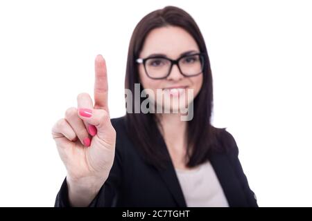 une heureuse femme d'affaires touchant l'écran imaginaire ou appuyant sur le bouton avec son doigt isolé sur fond blanc Banque D'Images