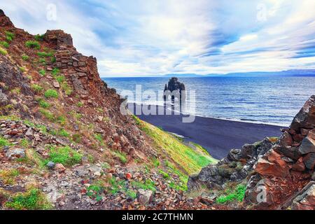 Vue sur le rocher de basalte unique de Hvitserkur en Islande. Lieu: Place Hvitserkur, péninsule de Vatnsnes, Islande, Europe. Banque D'Images