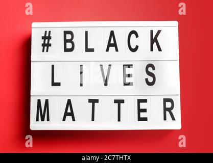 Planche avec hashtag NOIR VIES matière sur fond couleur Banque D'Images