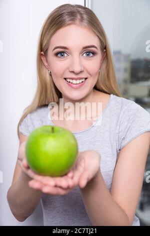 concept de nourriture saine - portrait d'une jeune femme souriante avec pomme verte Banque D'Images