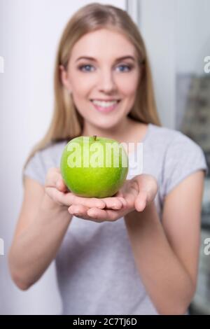 jeune belle femme souriante avec pomme verte Banque D'Images