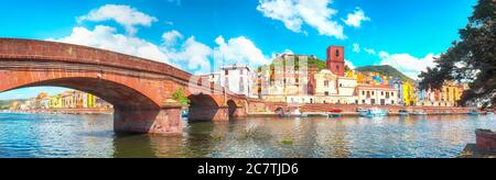 Paysage urbain étonnant de Bosa avec le pont Ponte Vecchio traversant la rivière Temo. Rive de la rivière avec maisons italiennes colorées typiques. Emplacement : Banque D'Images