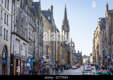 High Street, une partie de Royal Mile à Édimbourg, capitale de l'Écosse, une partie du Royaume-Uni, avec vue sur l'ancienne église paroissiale principale de Tron Kirk Banque D'Images