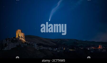 Image composite numérique de Neowise Comet sur le paysage médiéval du château pendant la lumière de crépuscule d'automne avec lune Banque D'Images