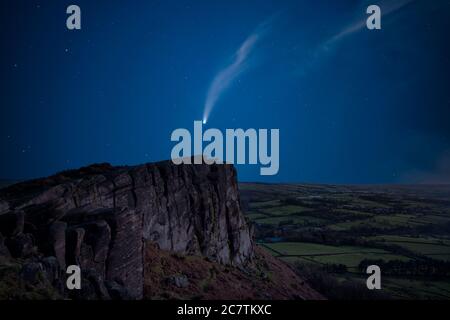 Image composite numérique de Neowise Comet sur le paysage magnifique du Peak District, vue depuis le sommet de Hen Cloud Banque D'Images