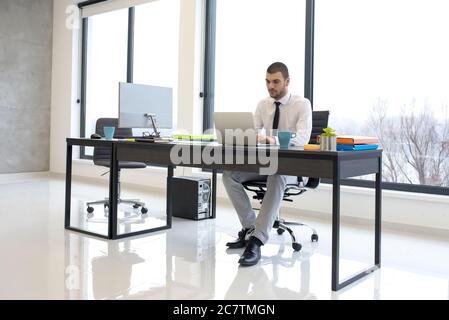 Jeune homme entrepreneur travaillant à son bureau Banque D'Images