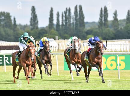 Global Giant, monté par Frankie Dettori (à droite), remporte les mises Steventon bet365 à l'hippodrome de Newbury. Banque D'Images