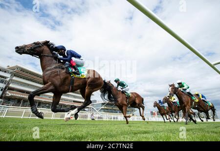 Global Giant, monté par Frankie Dettori (à gauche), remporte les mises Steventon bet365 à l'hippodrome de Newbury. Banque D'Images