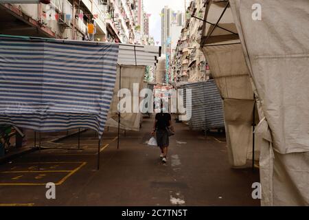 Hong Kong. 19 juillet 2020. Une seule citoyenne qui porte des plats à emporter lorsqu'elle marche dans une rue normalement très fréquentée sur le site touristique populaire, Temple Street, maintenant froide et vide sans visiteurs. Hong Kong est en troisième vague d'attaque du coronavirus, enregistrant une augmentation rapide du nombre de nouvelles infections virales dans la ville.juillet-19, 2020 Hong Kong.ZUMA/Liau Chung-ren crédit: Liau Chung-ren/ZUMA Wire/Alay Live News Banque D'Images