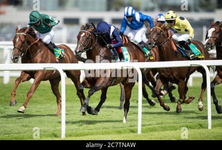 Géant mondial, monté par Frankie Dettori (deuxième à gauche), remporte les mises Steventon bet365 à l'hippodrome de Newbury. Banque D'Images