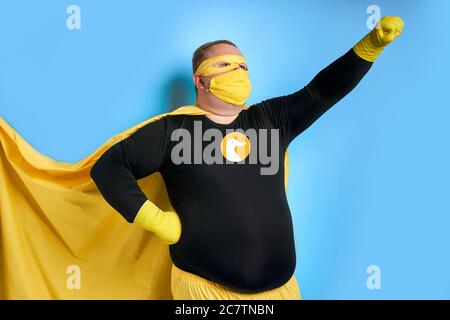 saurons la planète du portrait de saleté de nettoyage de l'homme gras en costume jaune isolé sur fond bleu Banque D'Images