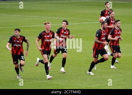 Sam Suridge, de l'AFC Bournemouth (deuxième à gauche), célèbre le premier but de ses côtés pour le voir exclu par VAR lors du match de la Premier League au stade Vitality, à Bournemouth. Banque D'Images