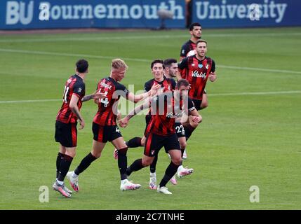 Sam Suridge, de l'AFC Bournemouth (deuxième à gauche), célèbre le premier but de ses côtés pour le voir exclu par VAR lors du match de la Premier League au stade Vitality, à Bournemouth. Banque D'Images