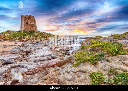 Vue fantastique sur la tour Bari Sardo au coucher du soleil dans le golfe d'Orosei. Lieu: Bari sardo, province d'Ogliastra, Sardaigne, Italie, Europe Banque D'Images