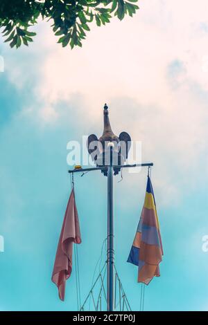 Décorations de drapeaux à l'intérieur de Wat Chantaransay ou Pagode de Candaransi - pagode khmère 2020 à Ho Chi Minh ville (Saigon), Vietnam Banque D'Images