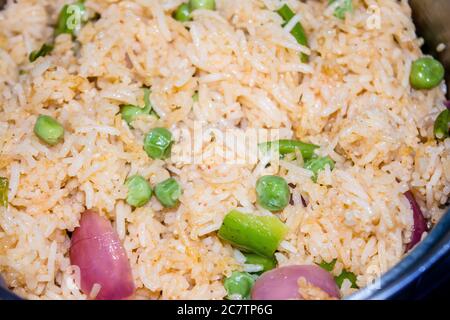 Riz frit chinois maison avec légumes, riz frit Veg Schezwan, pois, poivrons, haricots verts, carottes. Mise au point sélective, vue de dessus Banque D'Images