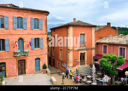 ROUSSILLON, FRANCE - JUL 07, 2014: Vue d'en haut sur la petite place du village médiéval Roussillon en soirée. Village d'ocre Roussillon est inclus Banque D'Images