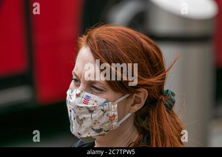 WIMBLEDON LONDRES ROYAUME-UNI. 19 juillet 2020. Les gens portant des masques protecteurs et des revêtements lors des achats dans le centre-ville de Wimbledon le dimanche. Le gouvernement a annoncé qu'il faudra porter des couvre-visage dans les magasins et les supermarchés en Angleterre à partir du 24 juillet pour arrêter la propagation du coronavirus Covid-19 et la police a été investi du pouvoir d'appliquer les mesures, y compris l'émission d'une amende de 100 £ pour les personnes qui ne se conforment pas Les nouvelles directives.Credit: amer ghazzal / Alamy Live News Banque D'Images