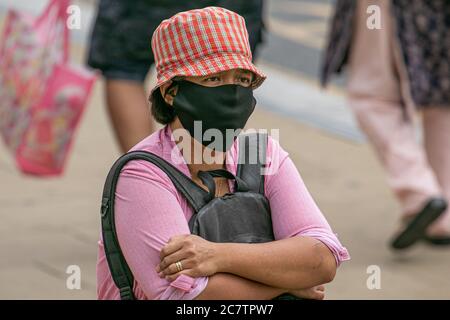 WIMBLEDON LONDRES ROYAUME-UNI. 19 juillet 2020. Les gens portant des masques protecteurs et des revêtements lors des achats dans le centre-ville de Wimbledon le dimanche. Le gouvernement a annoncé qu'il faudra porter des couvre-visage dans les magasins et les supermarchés en Angleterre à partir du 24 juillet pour arrêter la propagation du coronavirus Covid-19 et la police a été investi du pouvoir d'appliquer les mesures, y compris l'émission d'une amende de 100 £ pour les personnes qui ne se conforment pas Les nouvelles directives.Credit: amer ghazzal / Alamy Live News Banque D'Images