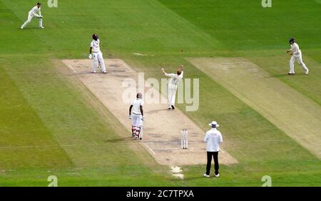 Ben Stokes, un Britannique, célèbre après avoir fait prendre et faire des coups de coude à Kraigg Brathwaite des Antilles au cours du quatrième jour du deuxième test à Emirates Old Trafford, Manchester. Banque D'Images